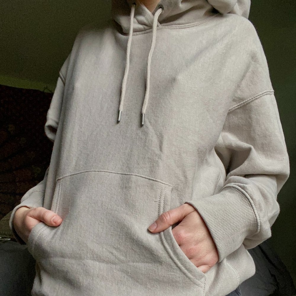ATHLEISURE CREAM HOODIE W/ RIBBED DETAILING